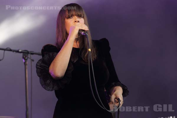 CAT POWER - 2019-07-07 - HEROUVILLE SAINT CLAIR - Chateau de Beauregard - Scene John - 